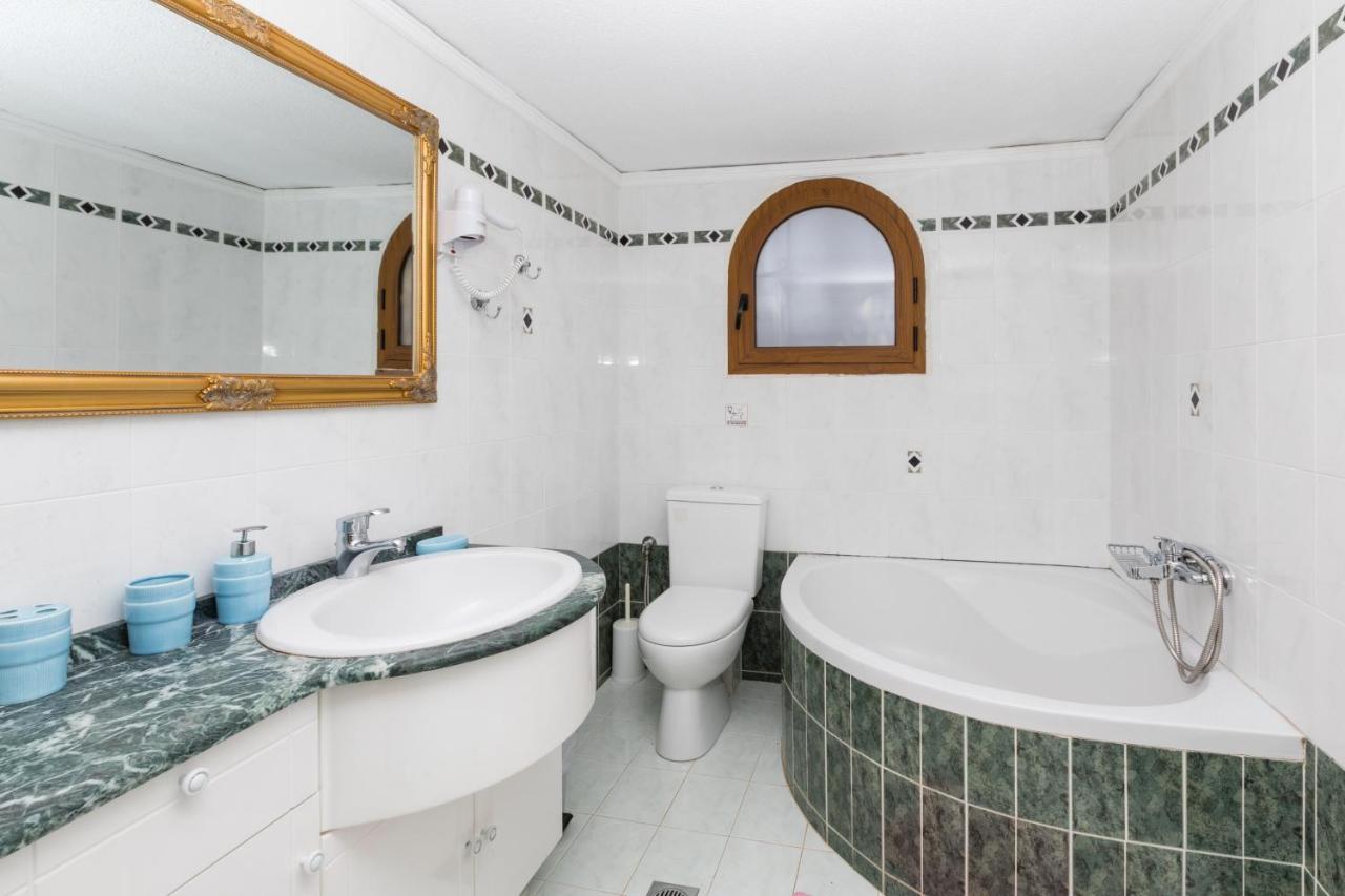 Beachfront Family Villa Katerina With Private Pool, Playground, Bbq & Amazing Sea Views! Petres  외부 사진