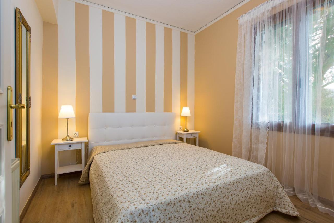 Beachfront Family Villa Katerina With Private Pool, Playground, Bbq & Amazing Sea Views! Petres  외부 사진