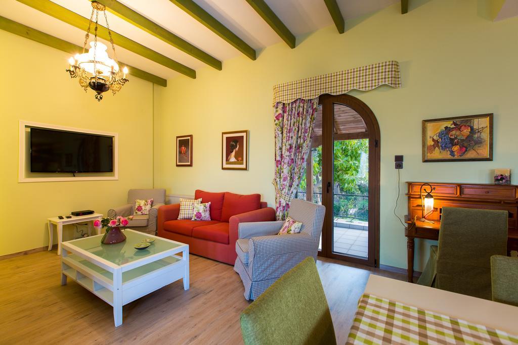 Beachfront Family Villa Katerina With Private Pool, Playground, Bbq & Amazing Sea Views! Petres  외부 사진